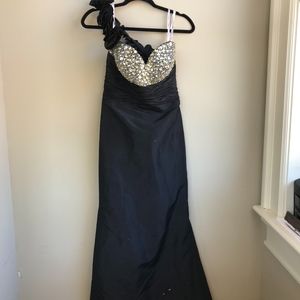 Gigi's Women's Size 6 Full Length Black Prom Dress